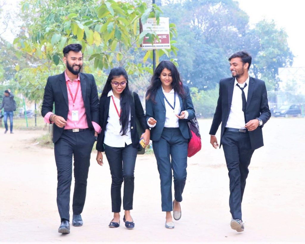 पसंदीदा यूनिवर्सिटी की सोशल मीडिया पेज पर मिलेगी पूरी जानकारी।