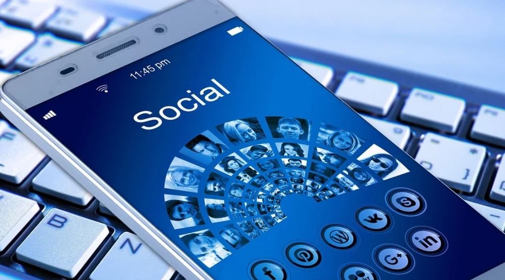 सोशल मीडिया और नैतिकता का सवाल।