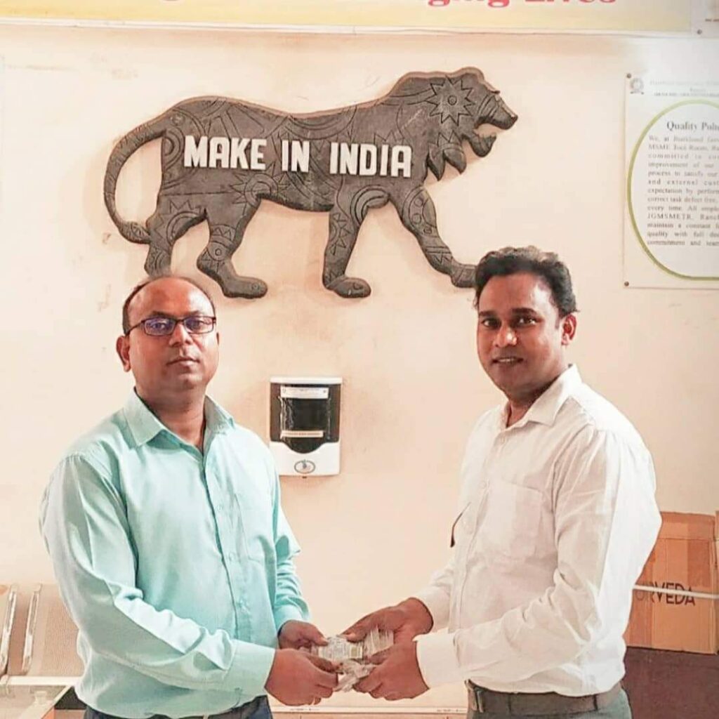 एमएसएमई टूल रूम रांची एवं कृषि उत्पादन बाजार समिति, पंडरा में निः शुल्क क्वाथ टैबलेट्स का वितरण।