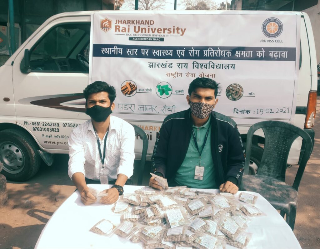 झारखण्ड राय यूनिवर्सिटी एनएसएस सेल के सहयोग से साप्ताहिक हाट बाजारों में क्वाथ टैबलेट्स का निःशुल्क वितरण