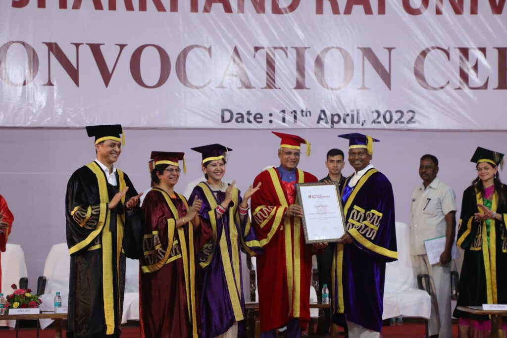 झारखण्ड राय यूनिवर्सिटी के दीक्षांत समारोह में केंद्रीय मंत्री अर्जुन मुंडा को पीएचडी की मानद उपाधि।