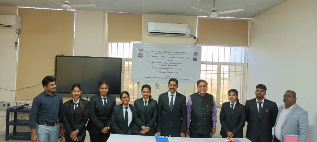 मूट कोर्ट प्रतियोगिता में झारखण्ड राय यूनिवर्सिटी के बीए एलएलबी के छात्रों को तीसरा स्थान