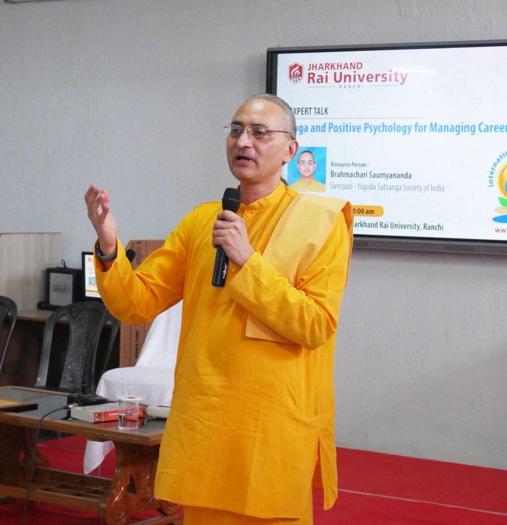 जीवन के लक्ष्यों को प्राप्त करने में सकारात्मक सोच और योग का  महत्व : सन्यासी ब्रह्मचारी सौम्यानंद