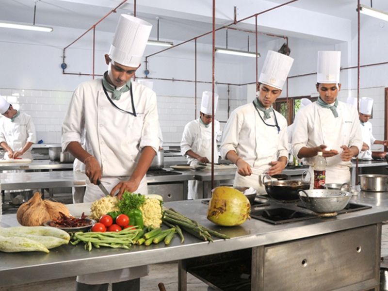 बैचलर ऑफ़ होटल मैनेजमेंट कोर्स करने के कौन सी स्किल जरुरी है ? किन विषयों की होती है पढ़ाई पूरी जानकारी के यहाँ मिलेगी